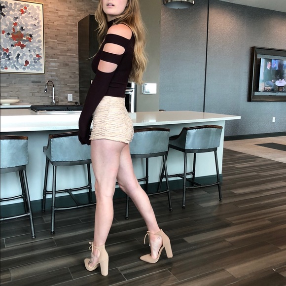 BEIGE HOT SHORTS | High waisted back zip - Picture 4 of 8